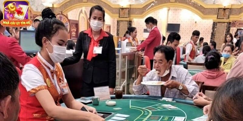 các nhân viên xào bài trong sòng bạc